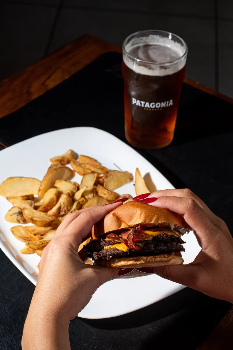 Hamburguesa con papas y pinta de cerveza en Sandoval, Caballito