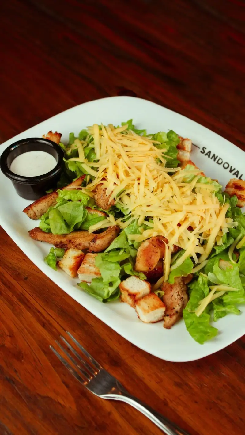 Ensalada Caesar con pollo grillé de Sandoval, Caballito
