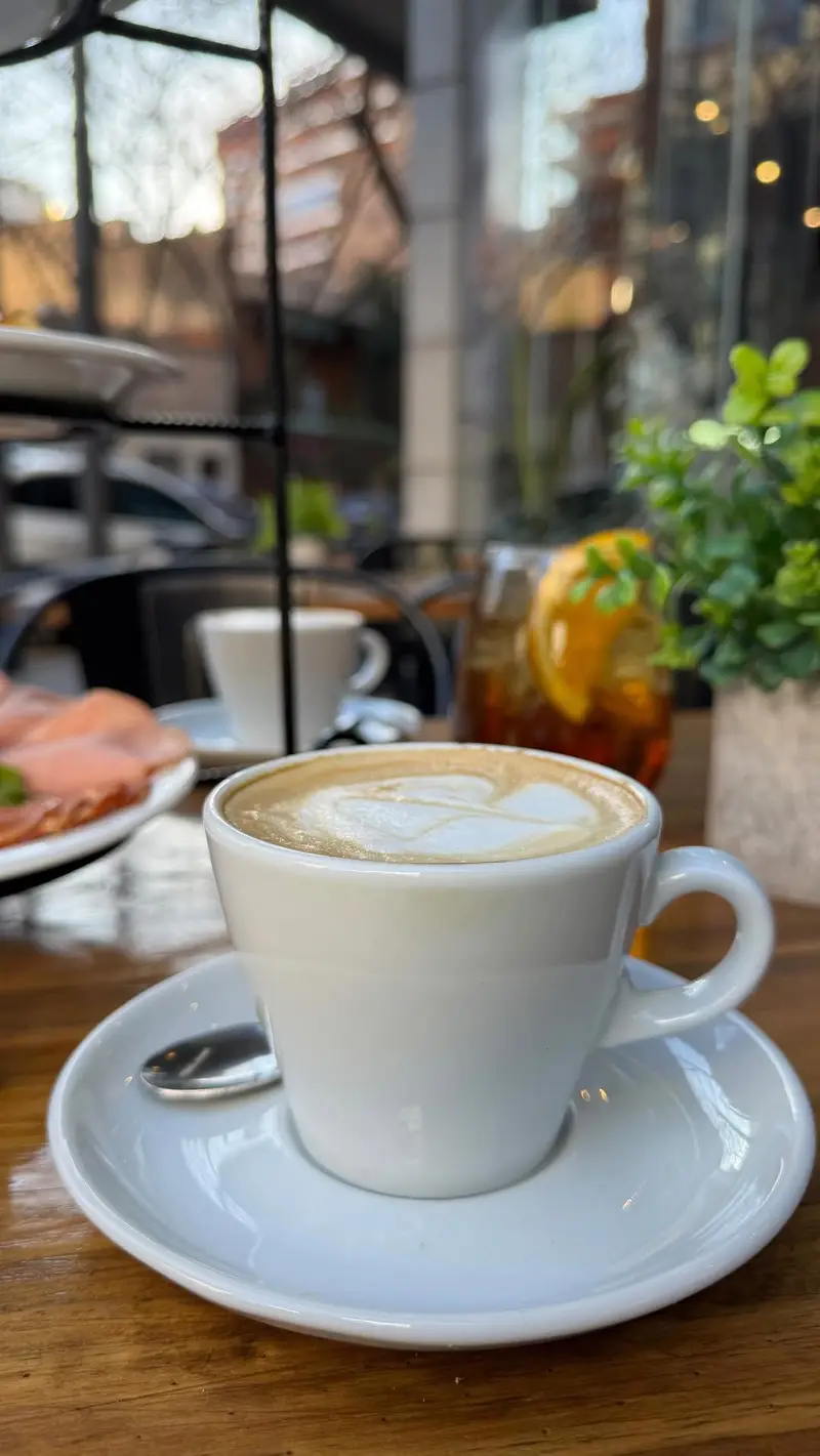Café con leche en la vereda de Sandoval, Caballito