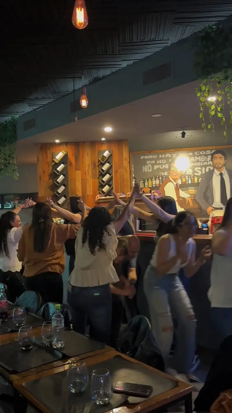 Noche de show en el salón de Sandoval, Caballito
