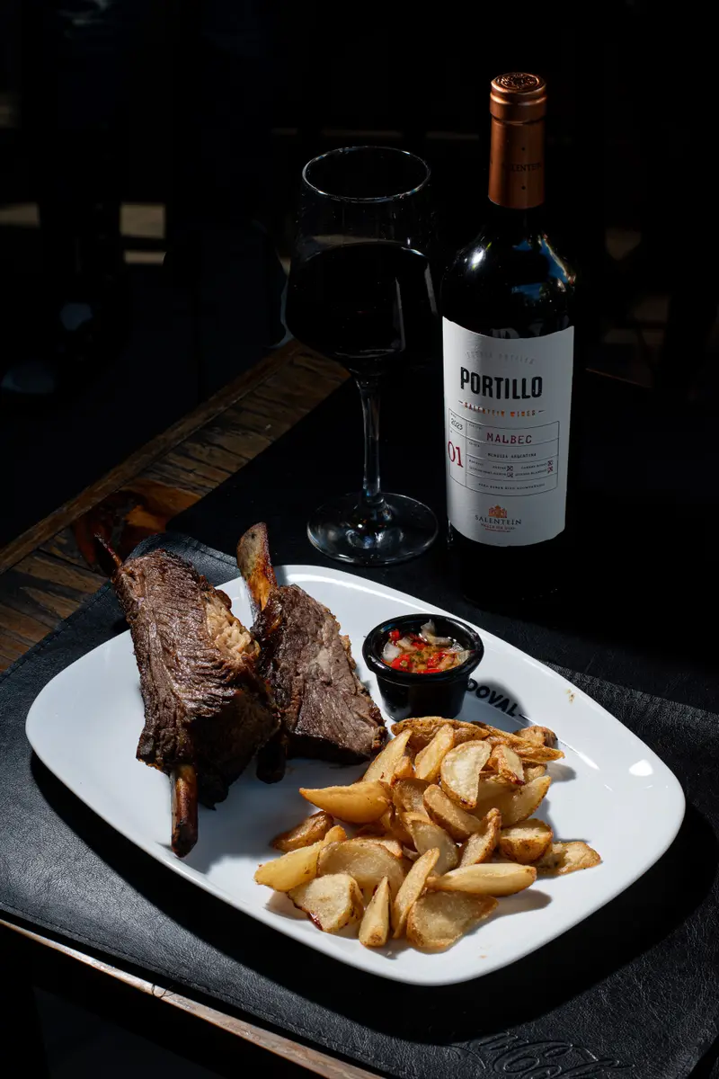 Ribs de cerdo a la barbacoa con papas y vino tinto en Sandoval, Caballito