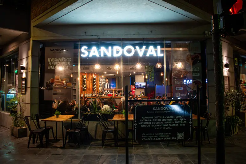 Fachada de Sandoval de noche, restobar en José Bonifacio 1595, Caballito