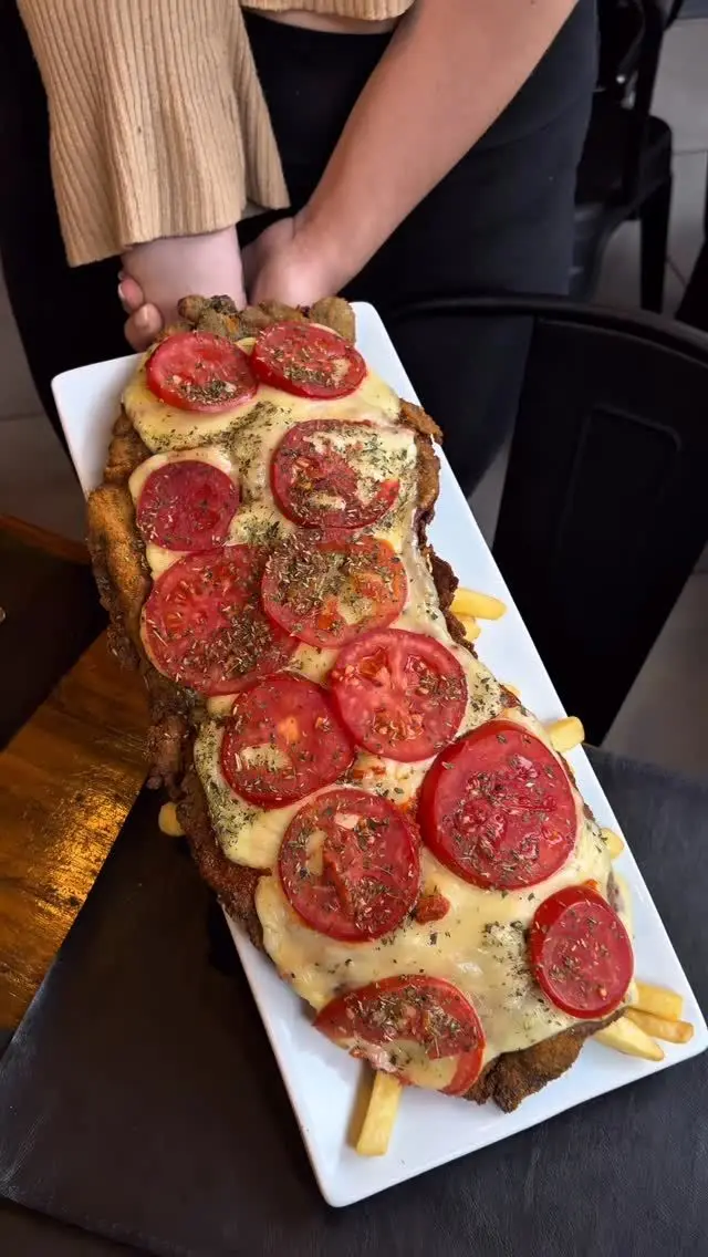 Megamilanesa XXL de bife de chorizo servida en Sandoval, Caballito