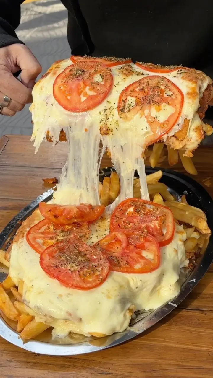 Megamilanesa XXL con mozzarella fundida de Sandoval, Caballito