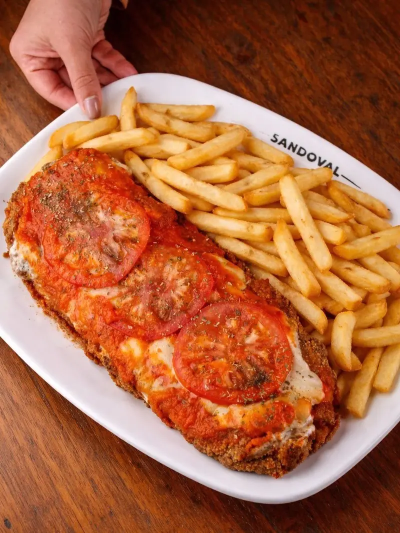 Milanesa napolitana con papas fritas de Sandoval, Caballito