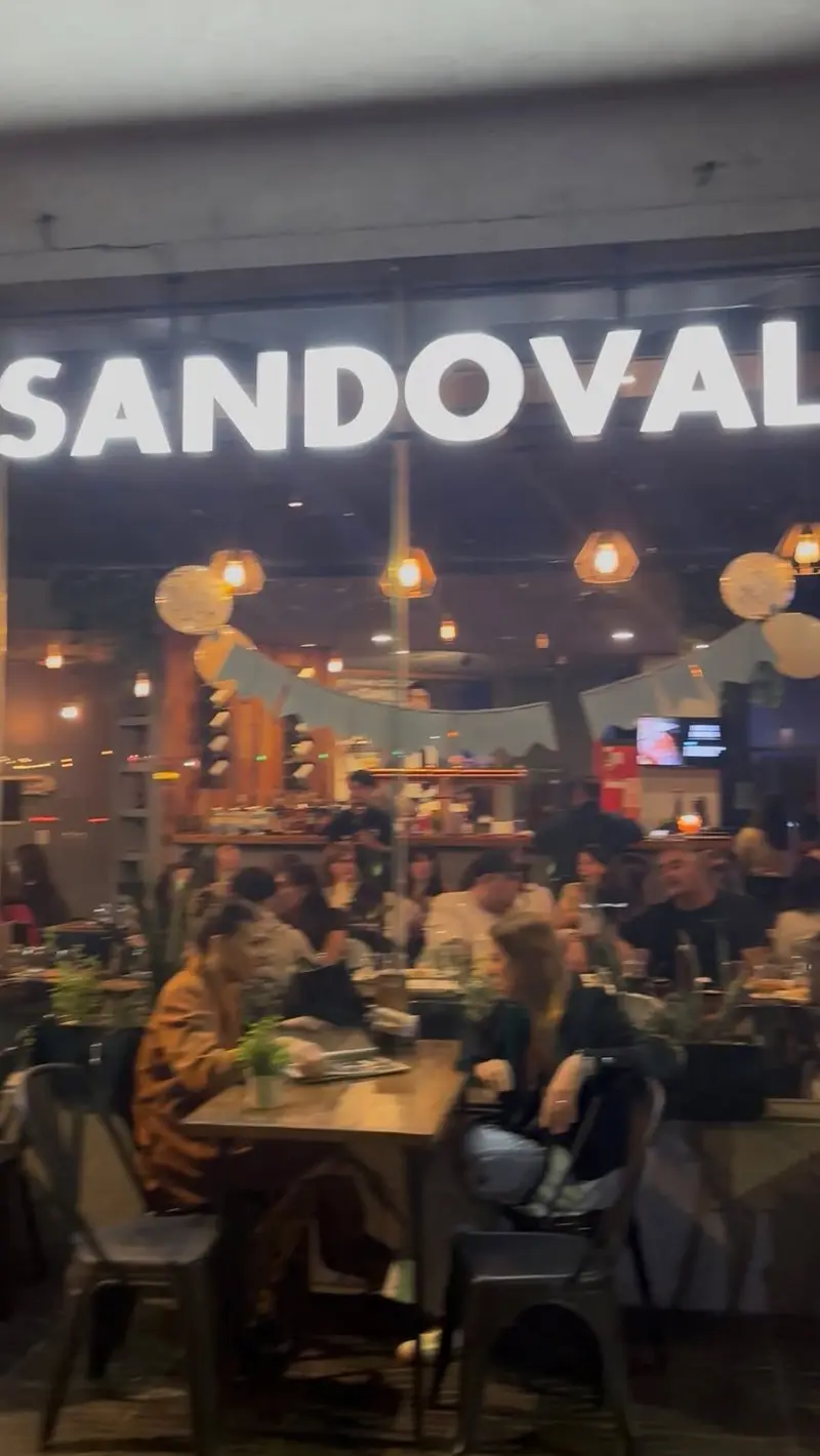 Salón de Sandoval con el cartel luminoso de la marca, Caballito