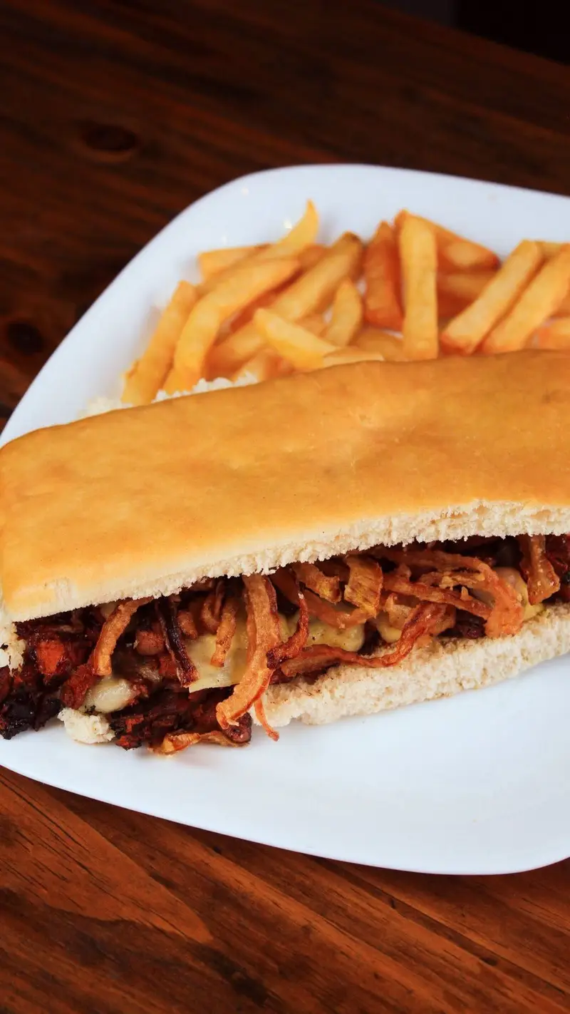 Sándwich de bondiola braseada con papas fritas de Sandoval, Caballito