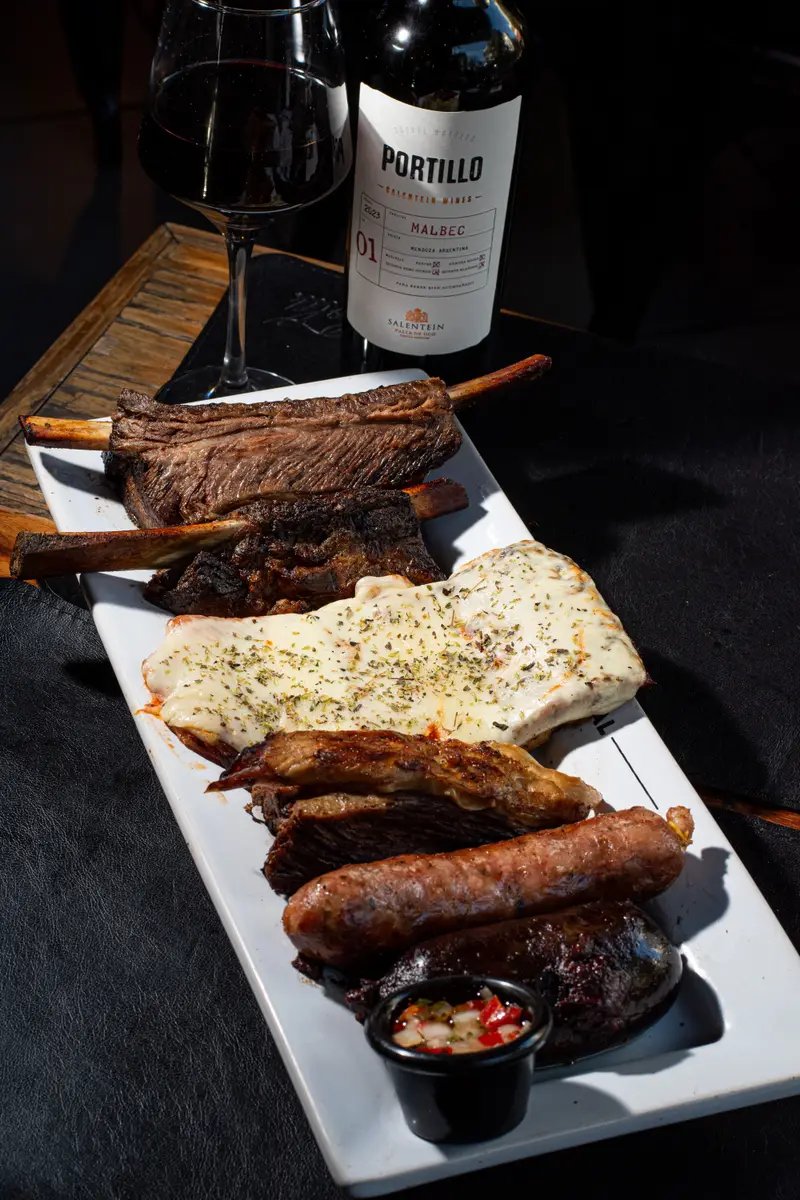 Tabla para compartir con chorizo y carnes en Sandoval, Caballito