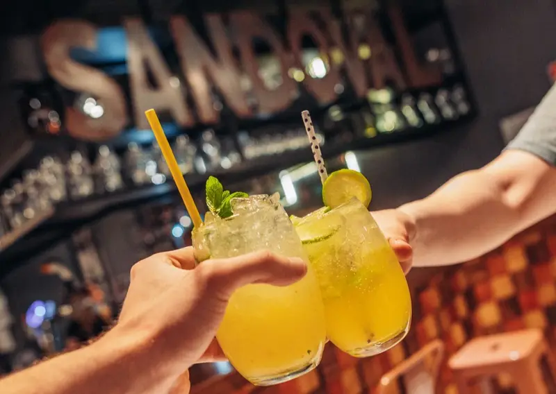 Brindis con tragos en la barra de Sandoval, Caballito